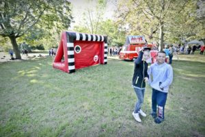 Zwei Kinder stehen vor der Torschusswand vom Halleschen FC.