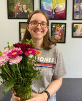 Frau mit einem Strauß Blumen.