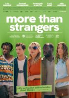 Filmplakat für den Film "More than Strangers" mit fünf Personen darauf. Kinostart 22. August 2024.